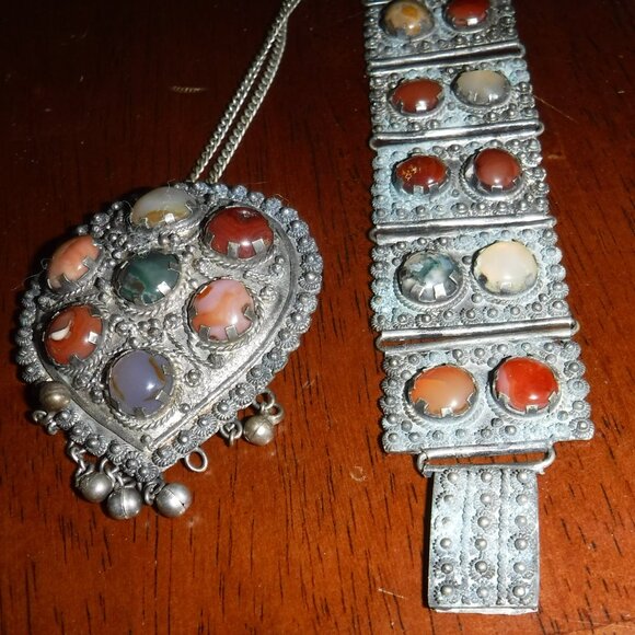Agate Stones in a Vintage Necklace and Pendent on a silver tone setting - Picture 14 of 16